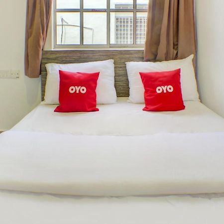 Oyo 90028 Ragula Hotel Τζόχορ Μπάχρου Εξωτερικό φωτογραφία