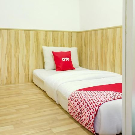 Oyo 90028 Ragula Hotel Τζόχορ Μπάχρου Εξωτερικό φωτογραφία