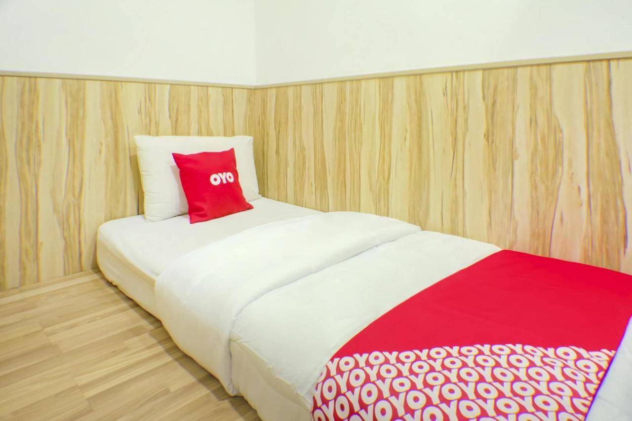 Oyo 90028 Ragula Hotel Τζόχορ Μπάχρου Εξωτερικό φωτογραφία
