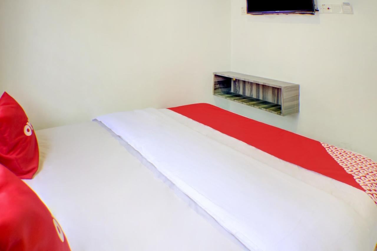 Oyo 90028 Ragula Hotel Τζόχορ Μπάχρου Εξωτερικό φωτογραφία