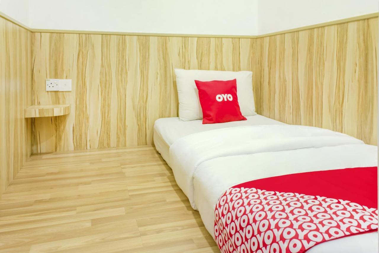 Oyo 90028 Ragula Hotel Τζόχορ Μπάχρου Εξωτερικό φωτογραφία
