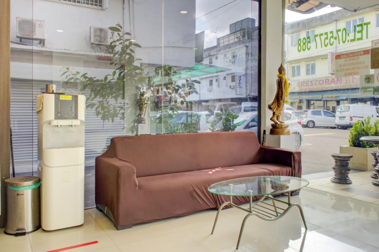Oyo 90028 Ragula Hotel Τζόχορ Μπάχρου Εξωτερικό φωτογραφία