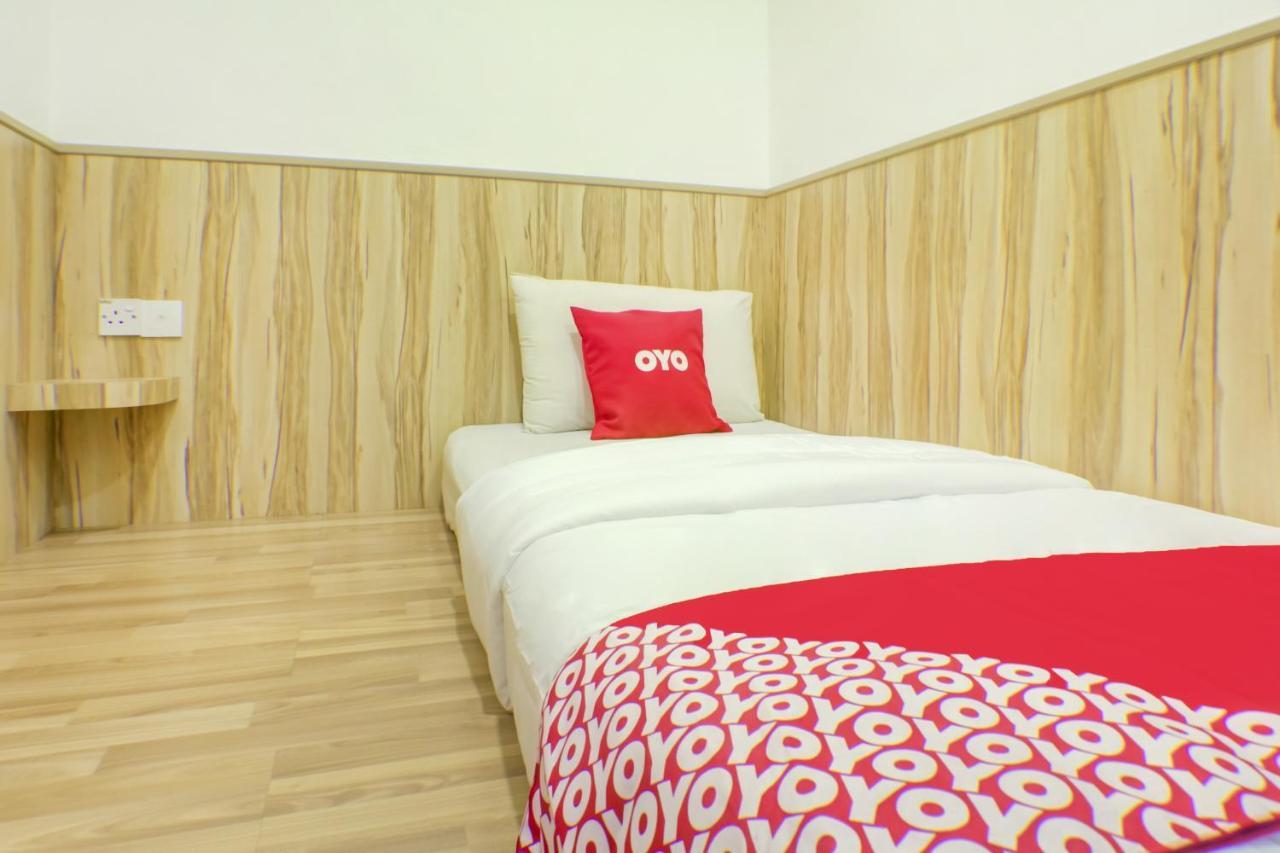 Oyo 90028 Ragula Hotel Τζόχορ Μπάχρου Εξωτερικό φωτογραφία