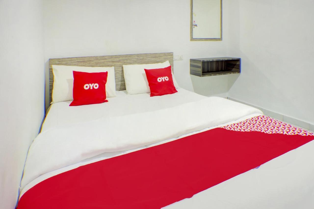 Oyo 90028 Ragula Hotel Τζόχορ Μπάχρου Εξωτερικό φωτογραφία