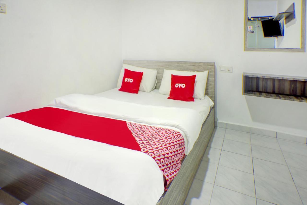 Oyo 90028 Ragula Hotel Τζόχορ Μπάχρου Εξωτερικό φωτογραφία