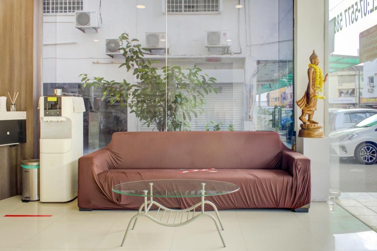 Oyo 90028 Ragula Hotel Τζόχορ Μπάχρου Εξωτερικό φωτογραφία